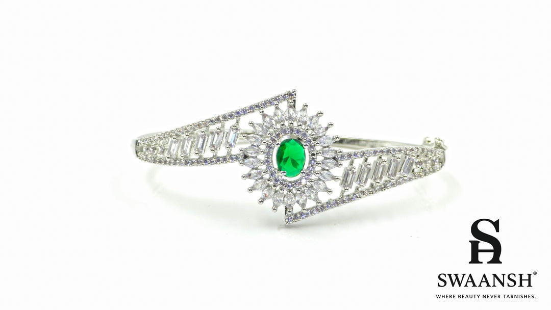 Silver bracelet with emerald green centre stone and crown-like CZ halo – BPR116 by Swaansh