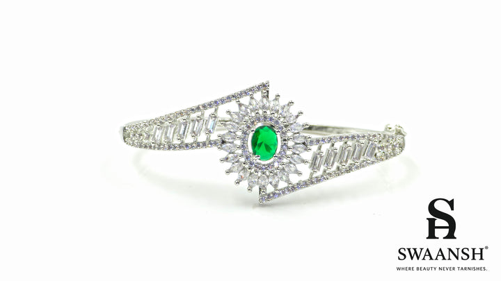 Silver bracelet with emerald green centre stone and crown-like CZ halo – BPR116 by Swaansh