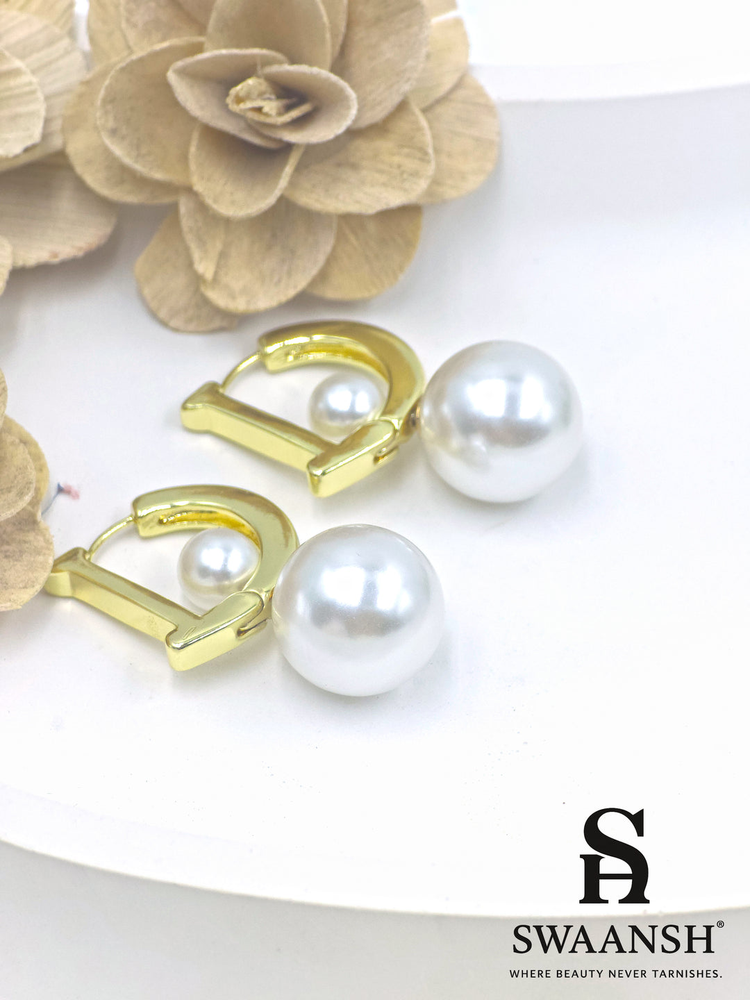 Gold D-shaped hoop earrings with large pearl detailing – Swaansh