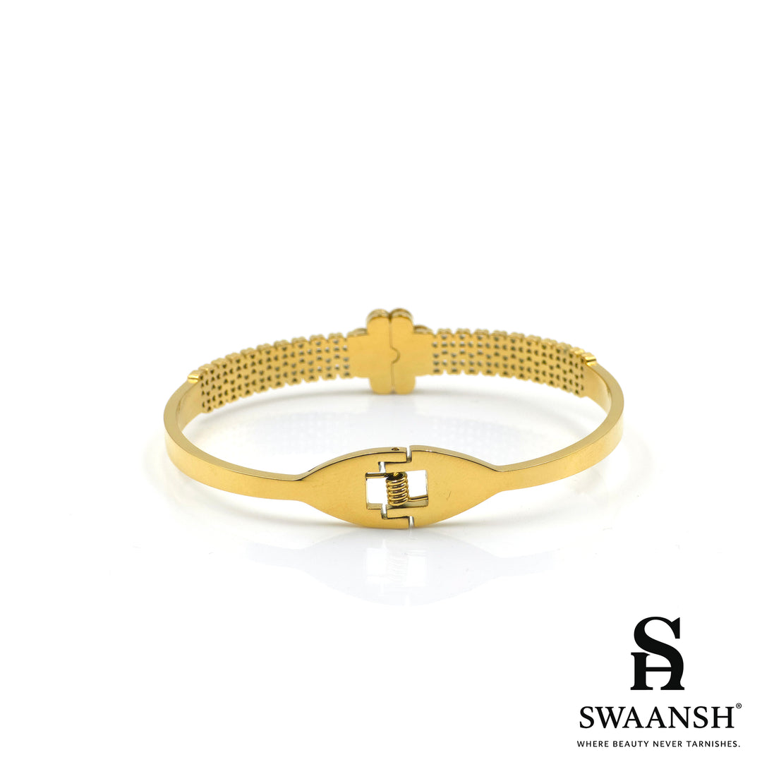 Eloura Bracelet – Golden Mesh Charm