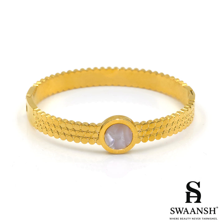 Pearl Radiance Bracelet – Textured Gold Elegance