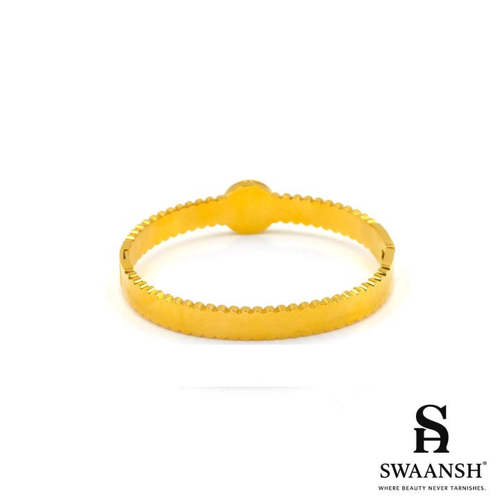 Pearl Radiance Bracelet – Textured Gold Elegance