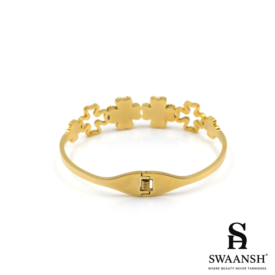 Clover Chic Bracelet – Golden Floral Emblem