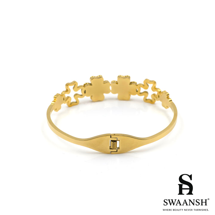 Clover Chic Bracelet – Golden Floral Emblem