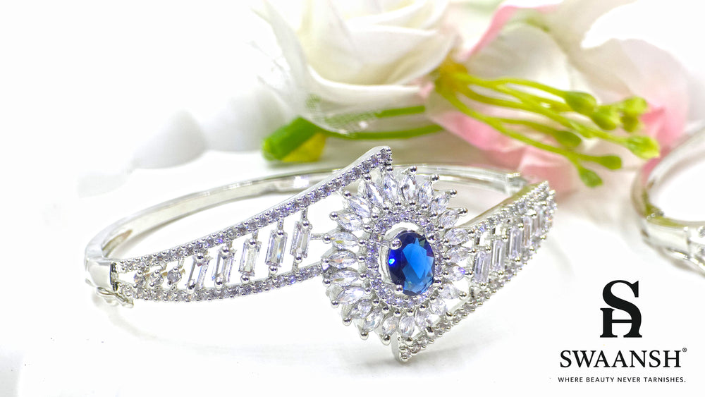 Silver bracelet with royal blue centre stone, surrounded by CZ crown design – BPR115 by Swaansh