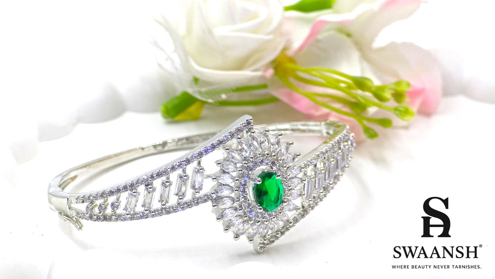 Silver bracelet with emerald green centre stone and crown-like CZ halo – BPR116 by Swaansh