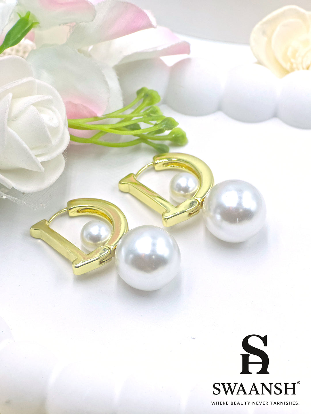 Gold D-shaped hoop earrings with large pearl detailing – Swaansh