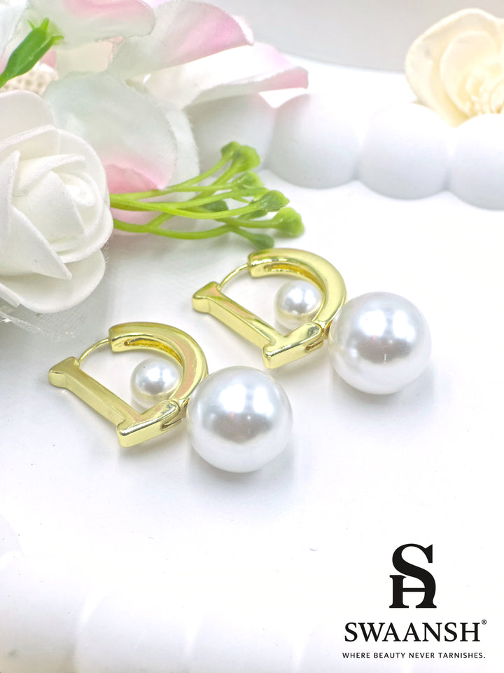 Gold D-shaped hoop earrings with large pearl detailing – Swaansh