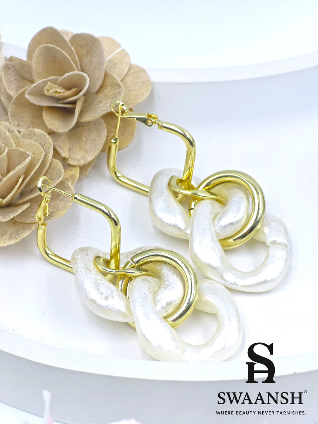Bold pearl and gold geometric link statement earrings – Swaansh